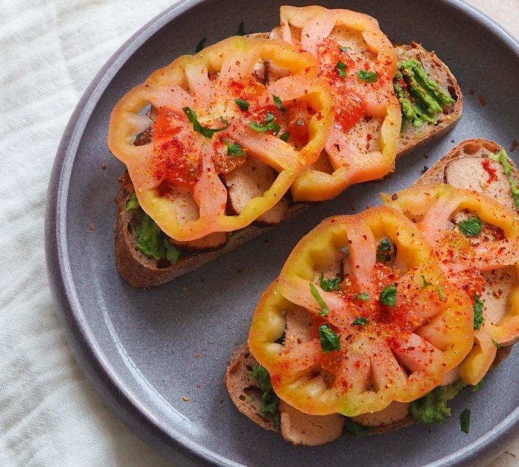 Brood met avocado, tomaat en gerookte tofu