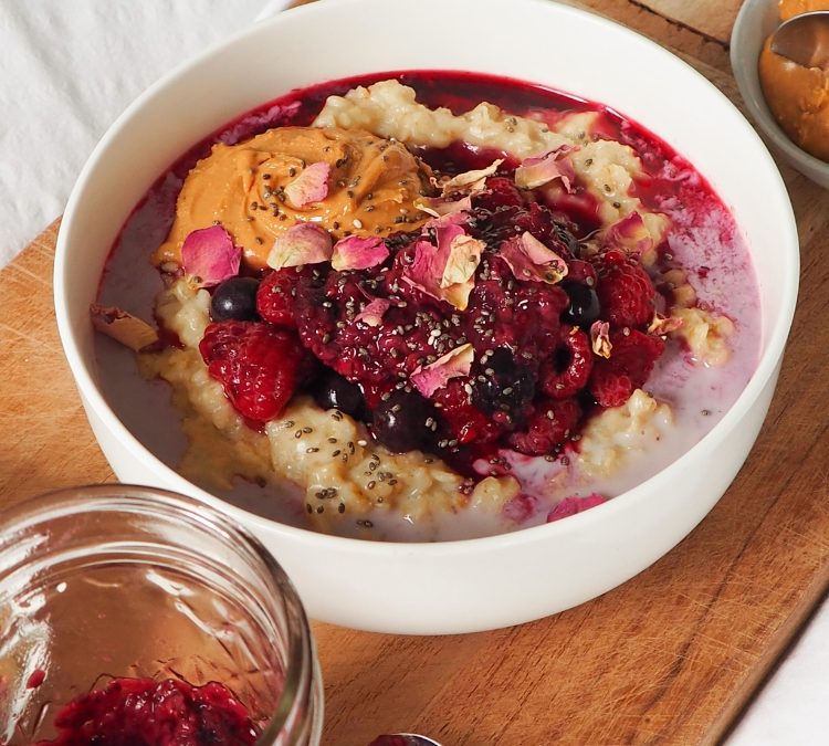 Havermout met banaan en peanutbutter & jelly (chia-jam)