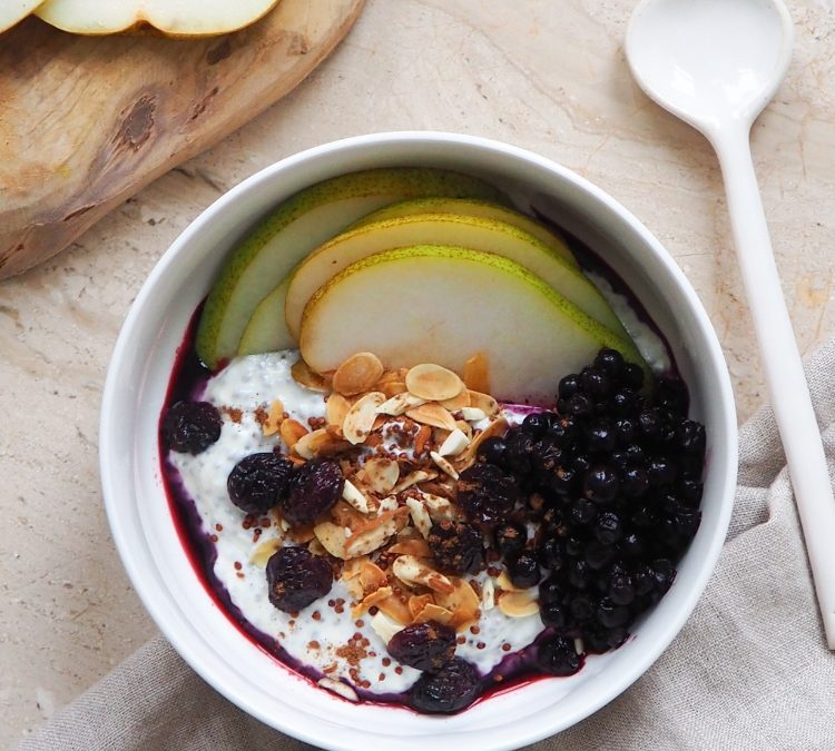 Herfstige chiapudding met peer en blauwe bessen