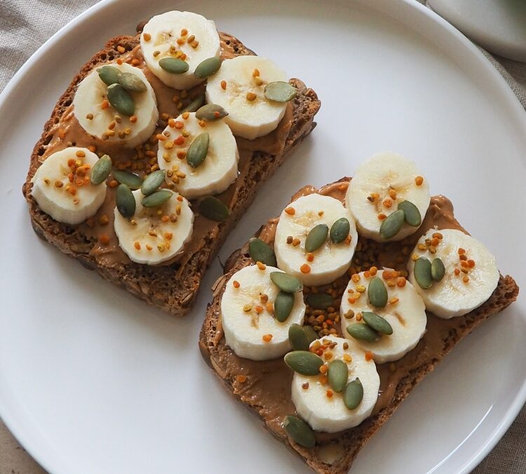 Toast met cashewpasta en banaan