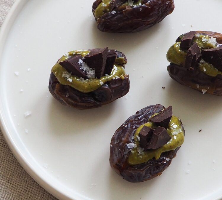 Dadels met pistachepasta, chocolade en zeezout