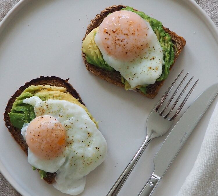 Spelt boterhammen met avocado en ei