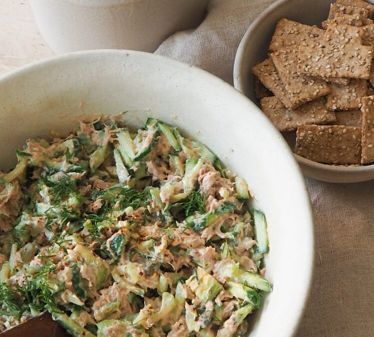 Tonijnsalade met mini-crackers