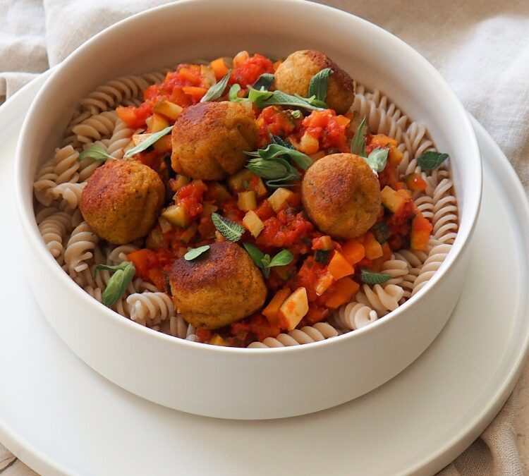 Pasta met veggie balletjes en tomatensaus
