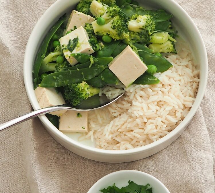 Groene groente in kokossaus