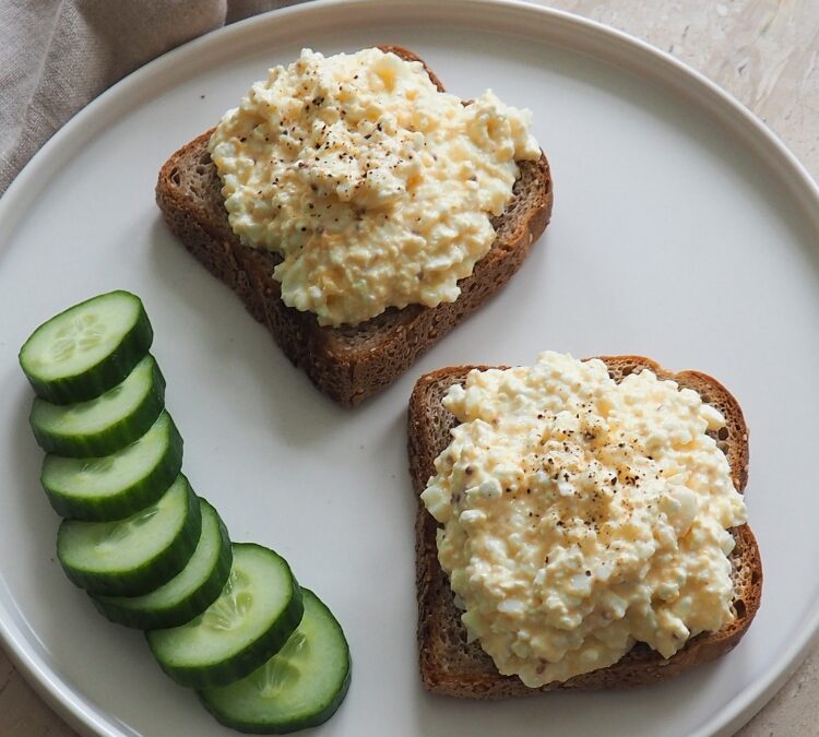 Snelle & eiwitrijke eiersalade op toast