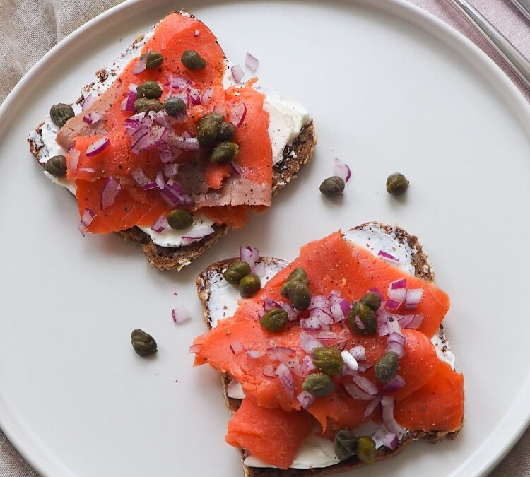 Roggebrood met zalm en mierikswortel