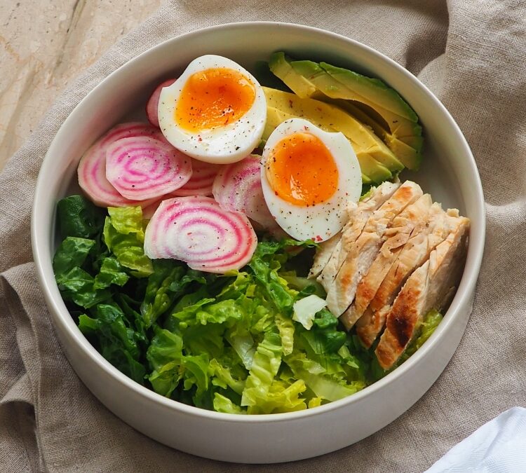 Simpele salade met kip en ei