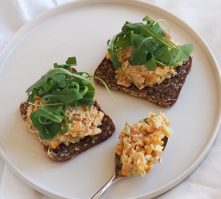 Gezondere kip kerrie-salade voor op brood